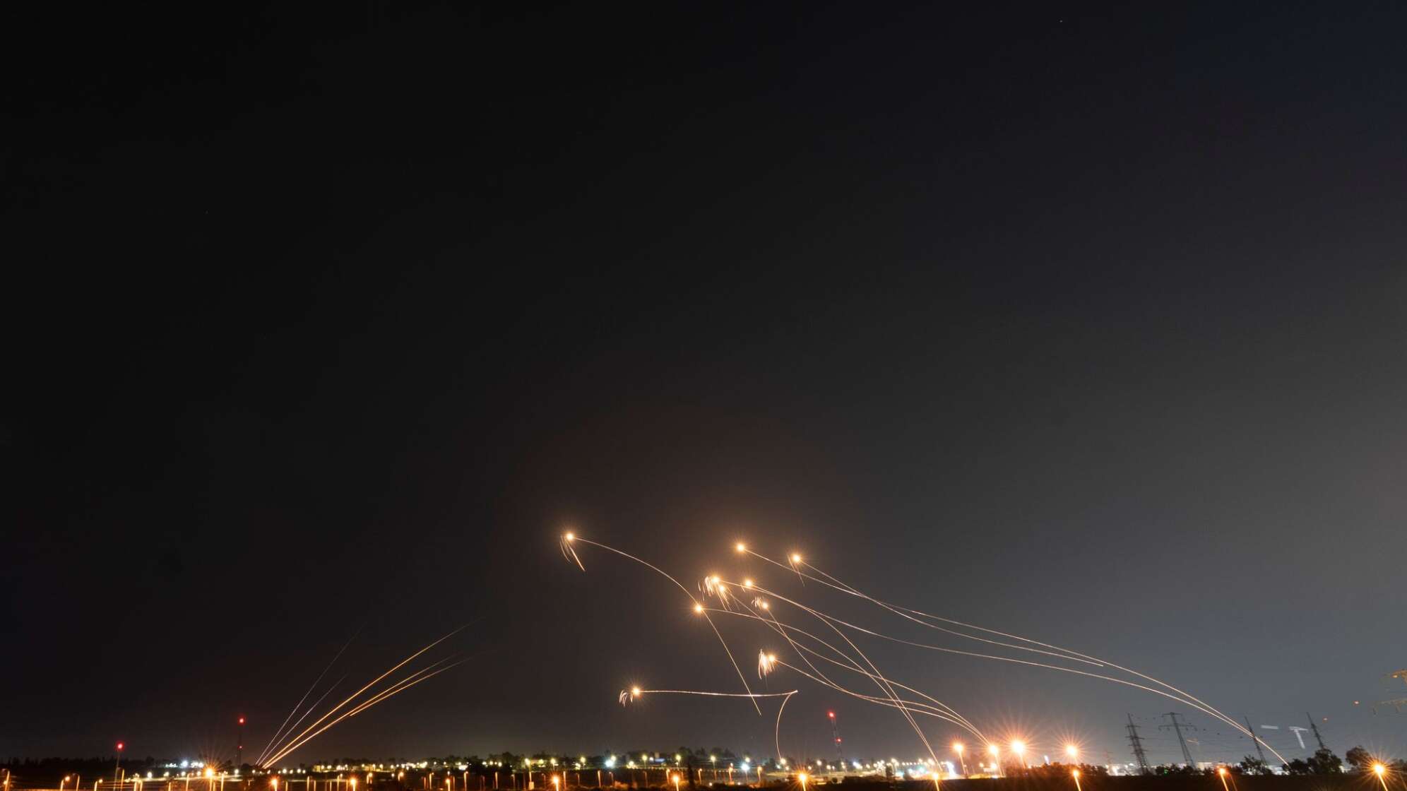 Abgefangene Raketen am Himmel über Israel