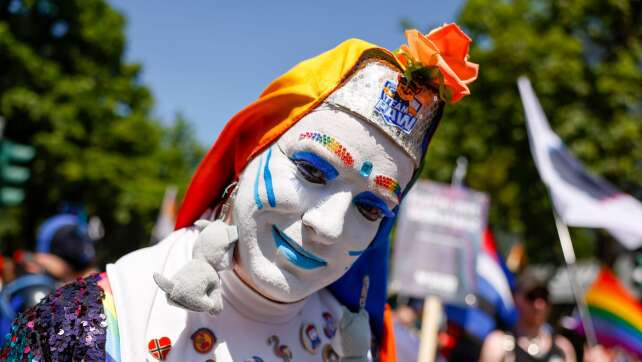 «Liebe verbindet»: Queere Menschen feiern CSD in Düsseldorf