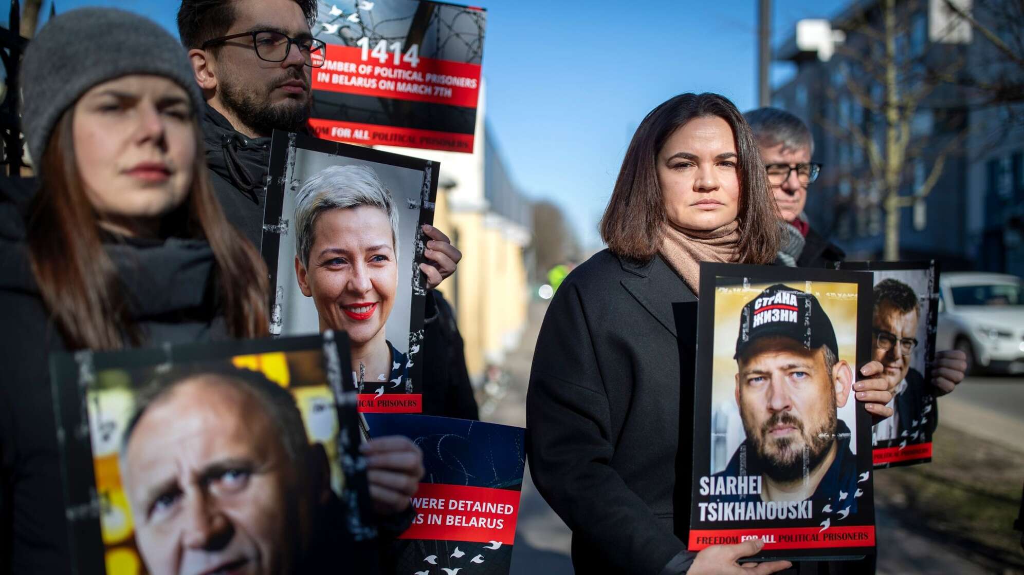 Swetlana Tichanowskaja mit einem Bild ihres Mannes Sergej