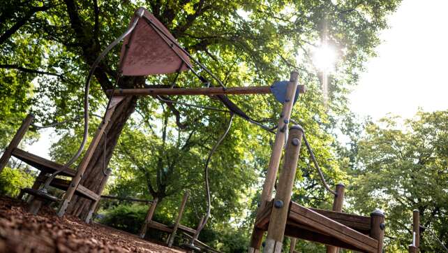 Ast erschlägt Vater auf Spielplatz