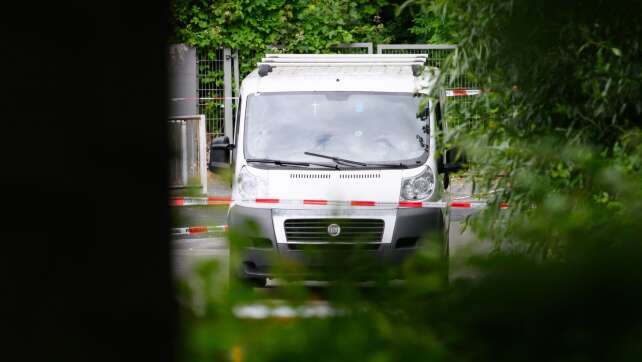 Mann fährt auf Beamtinnen zu – Polizei schießt