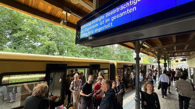 Ausnahmezustand in Berlin: Sturm legt Bahn-Verkehr lahm