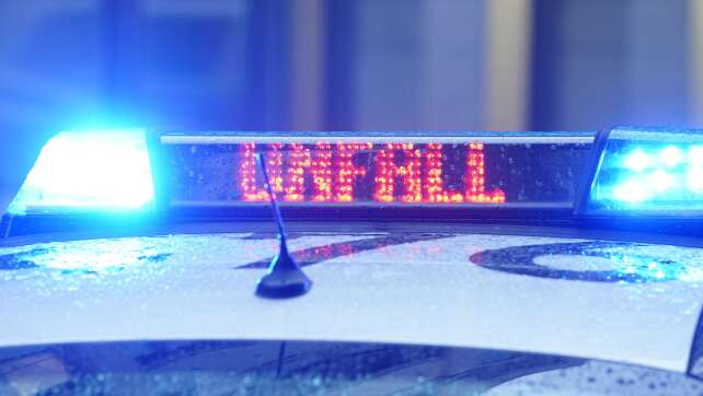 Auto kracht in Baum - Ein Toter, zwei Schwerverletzte