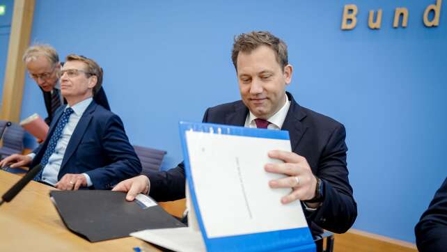 Hohe Schulden, viel Geld fürs Militär: Kabinett billigt Etat