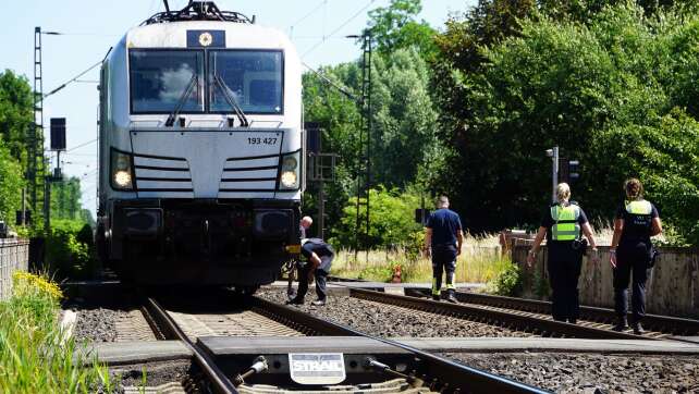 88-jährige Radfahrerin an Bahnübergang von Zug erfasst - tot