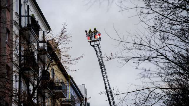 Feuerwehr rettet Menschen aus brennendem Haus