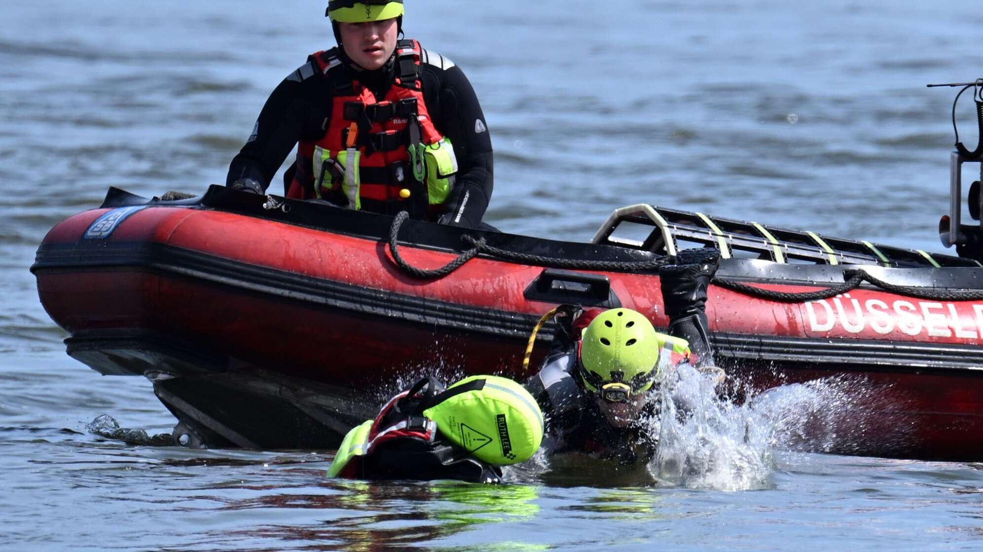 Feuerwehrübung auf dem Rhein