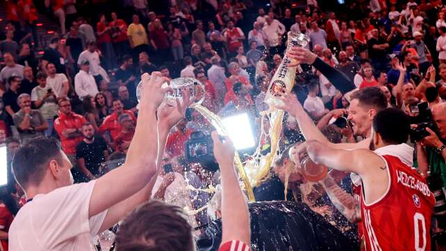 Bier, Zigarren, Veilchen: Bayern feiern Basketball-Triumph