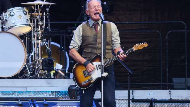 Metallteil fällt bei Bruce Springsteen Konzert von der Decke
