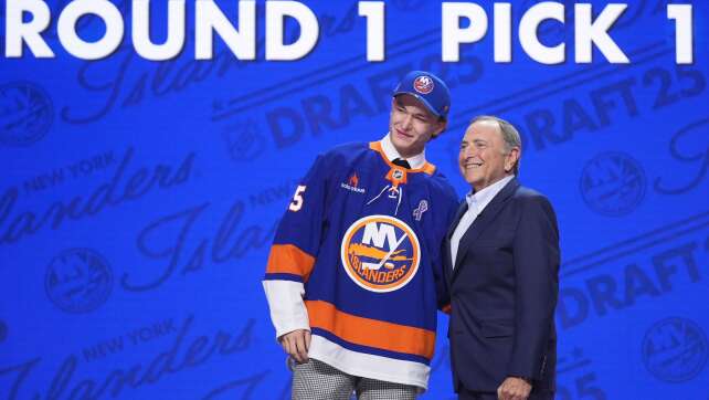 17-jähriger Verteidiger als Erster im NHL-Draft ausgewählt