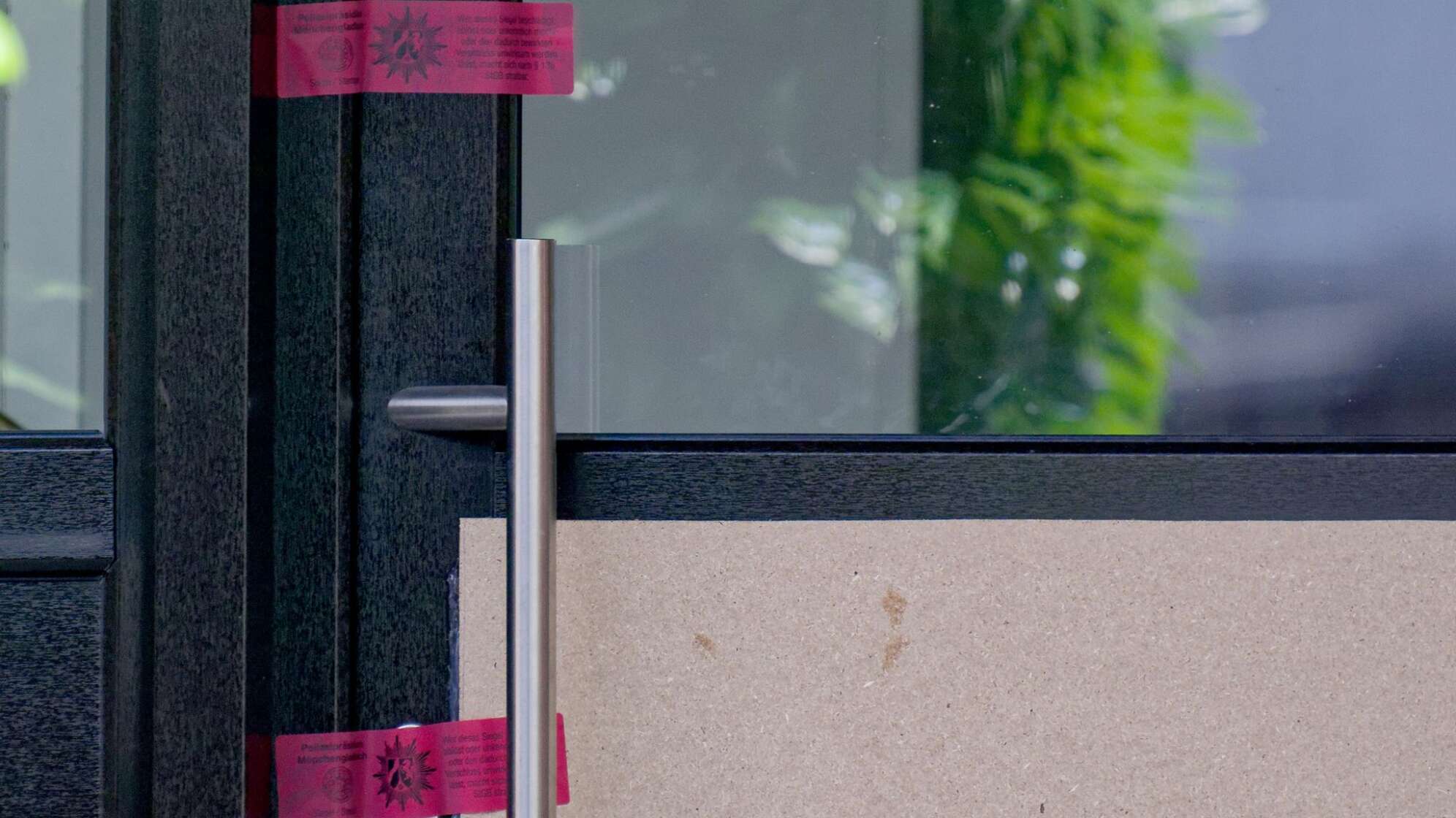 Toter mit Waffe in Hand entdeckt - Ehefrau schwerst verletzt