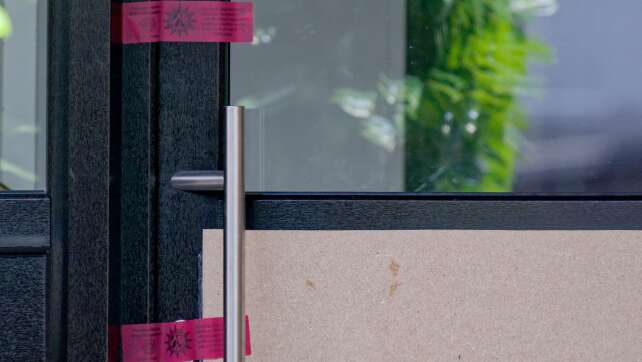 Toter mit Waffe in Hand entdeckt - Ehefrau schwerstverletzt