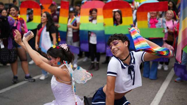 800.000 Menschen feiern Pride-Parade in Mexiko