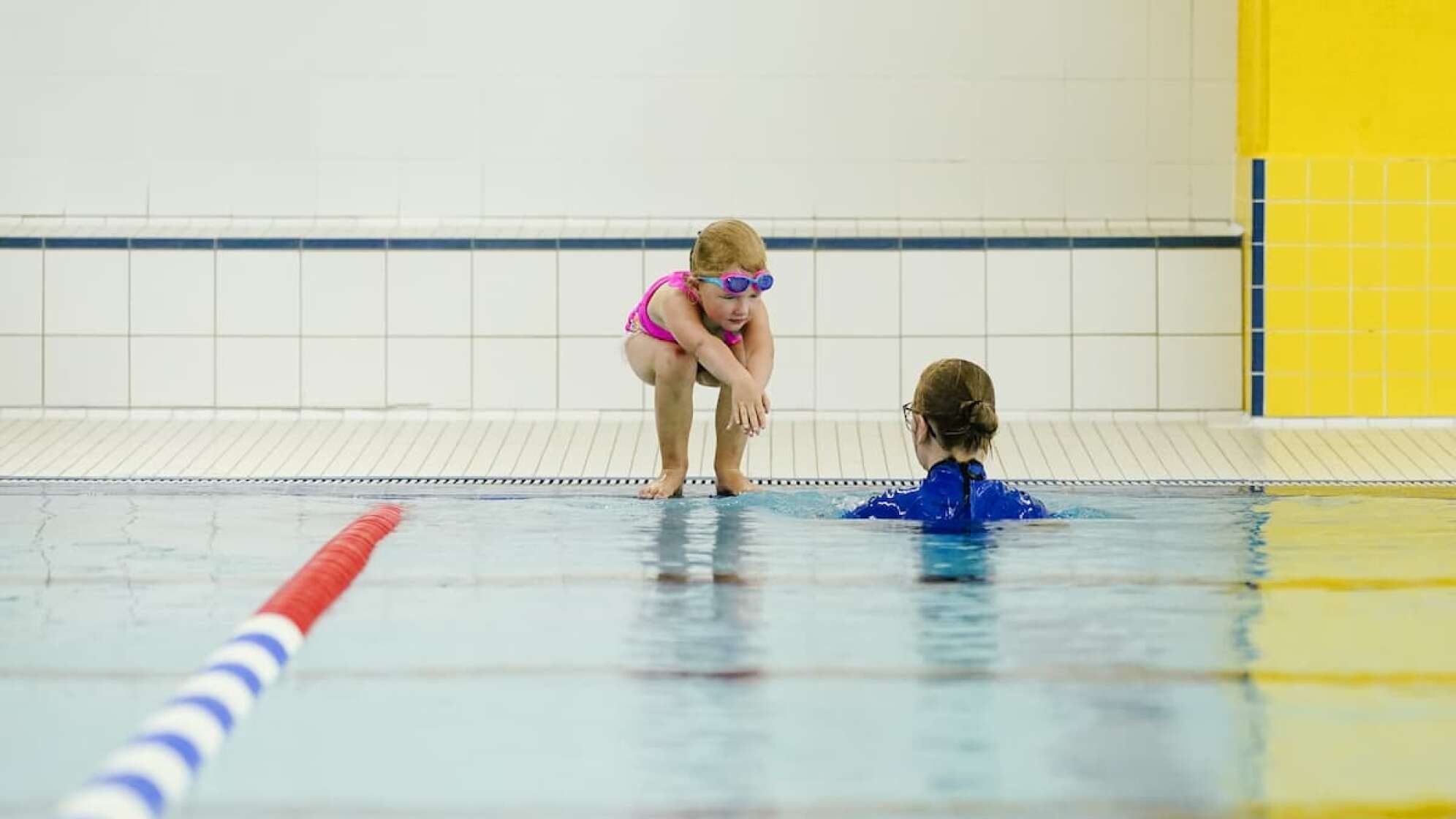 Eine Frau und ein Kind in einem Schwimmbad