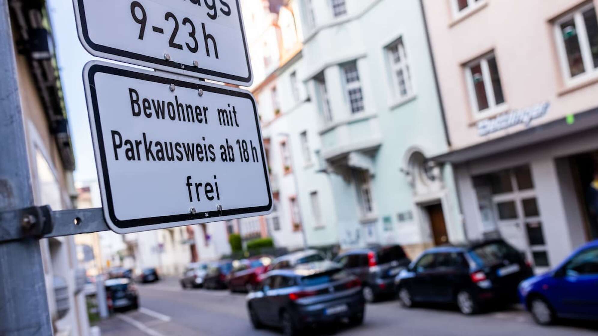Ein Schild an einer Straße