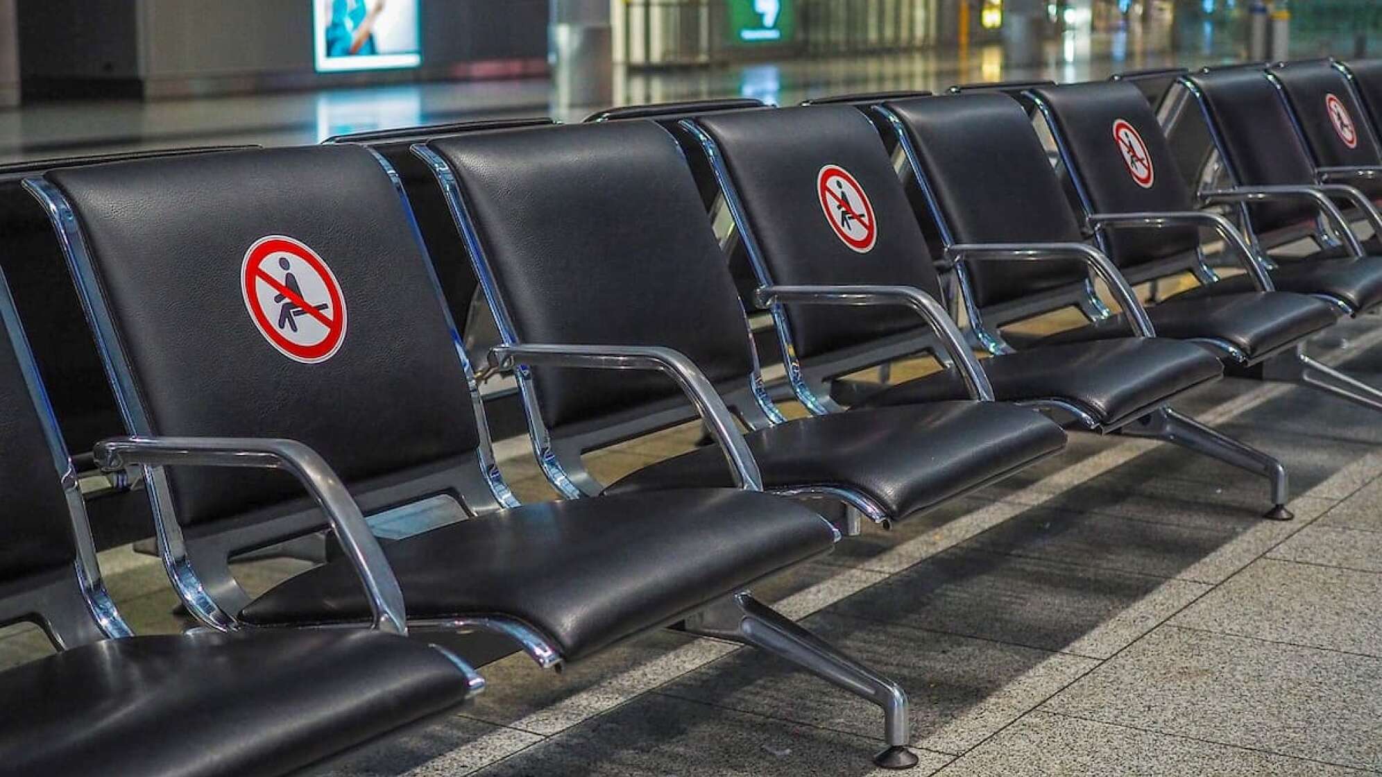 Sitze an einem Flughafen