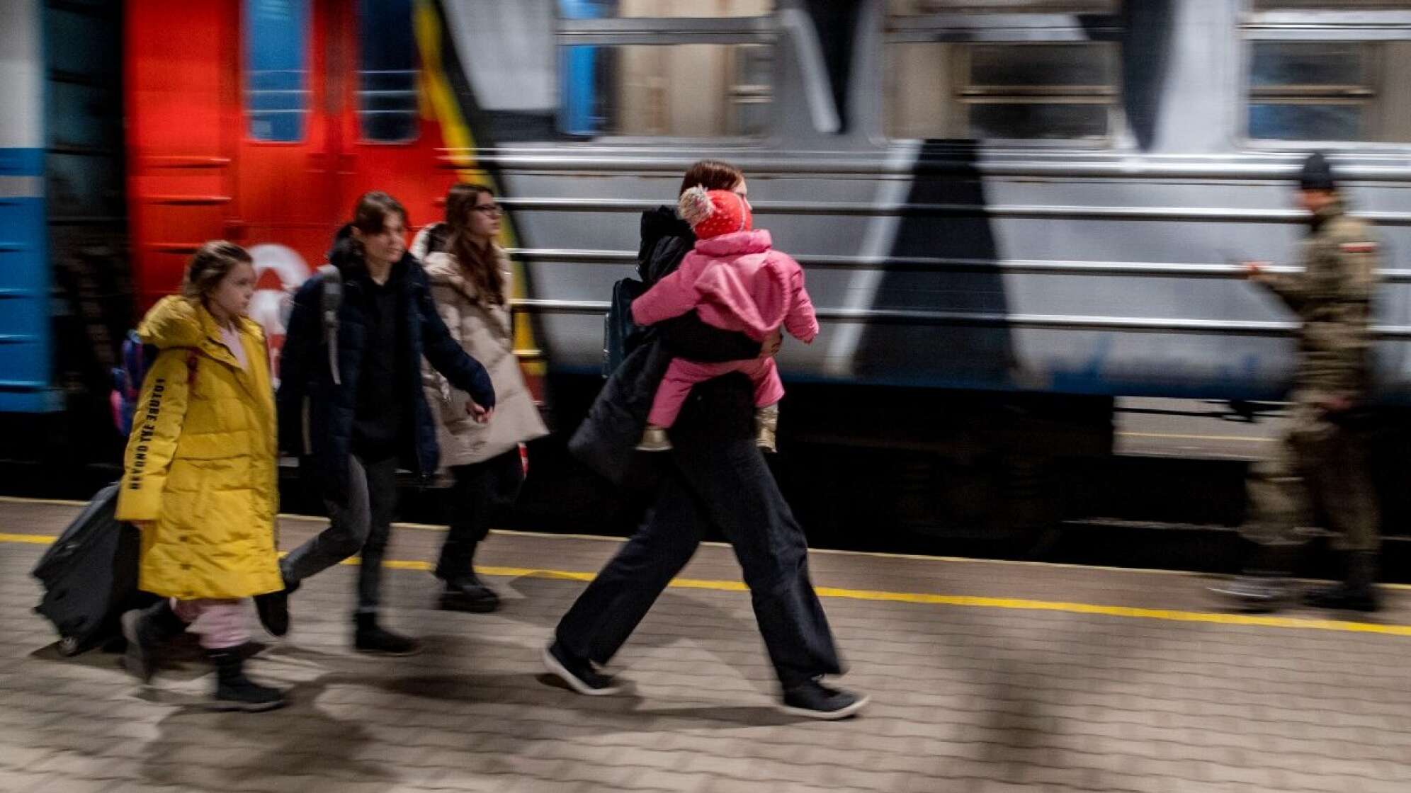 Menschen am Bahngleis