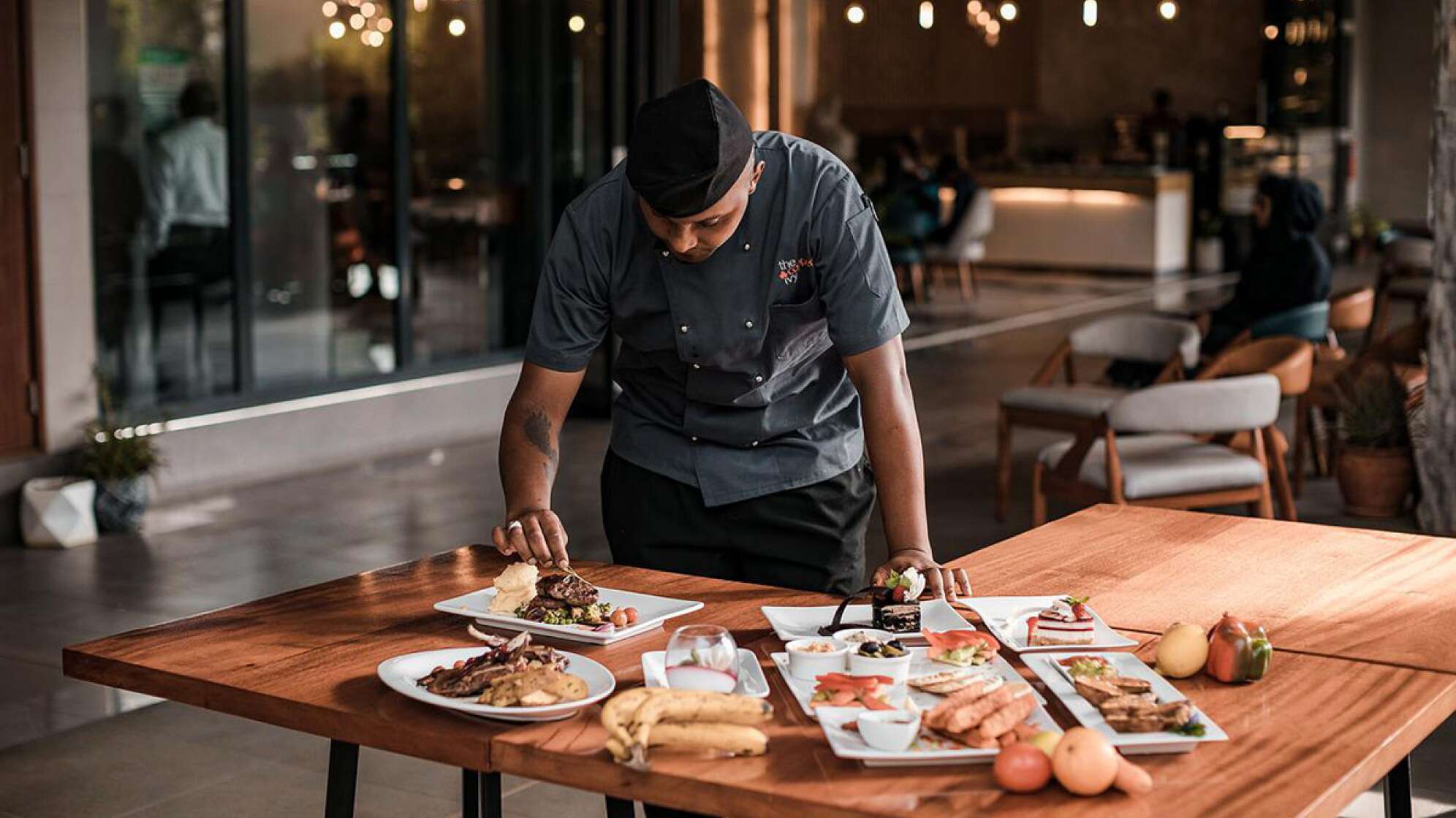 Gastronom richtet Essen auf Tisch