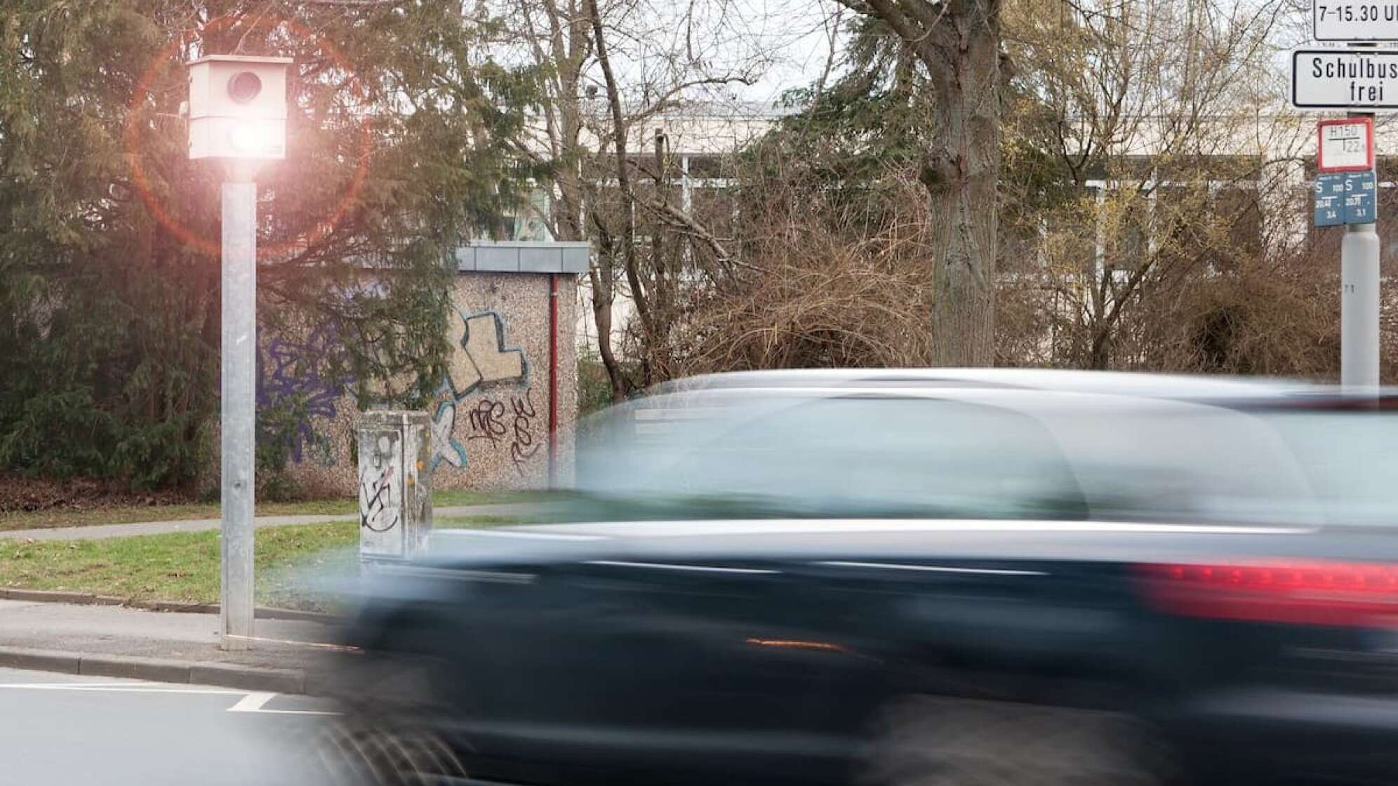 Auto fährt in Blitzer