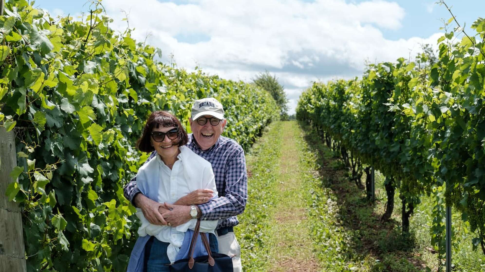 Ein älteres Paar vor Weinbergen