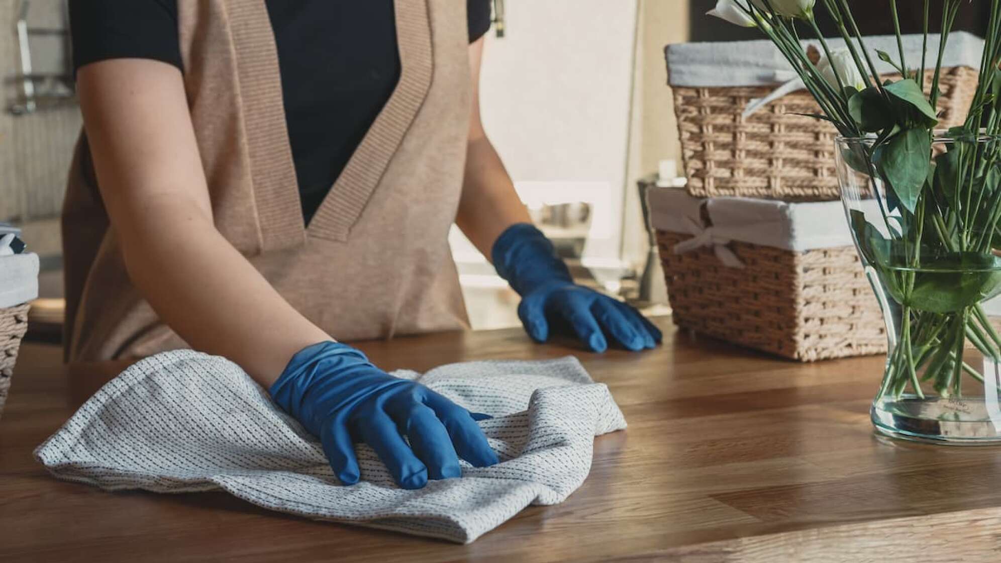 Eine Frau, die einen Tisch putzt