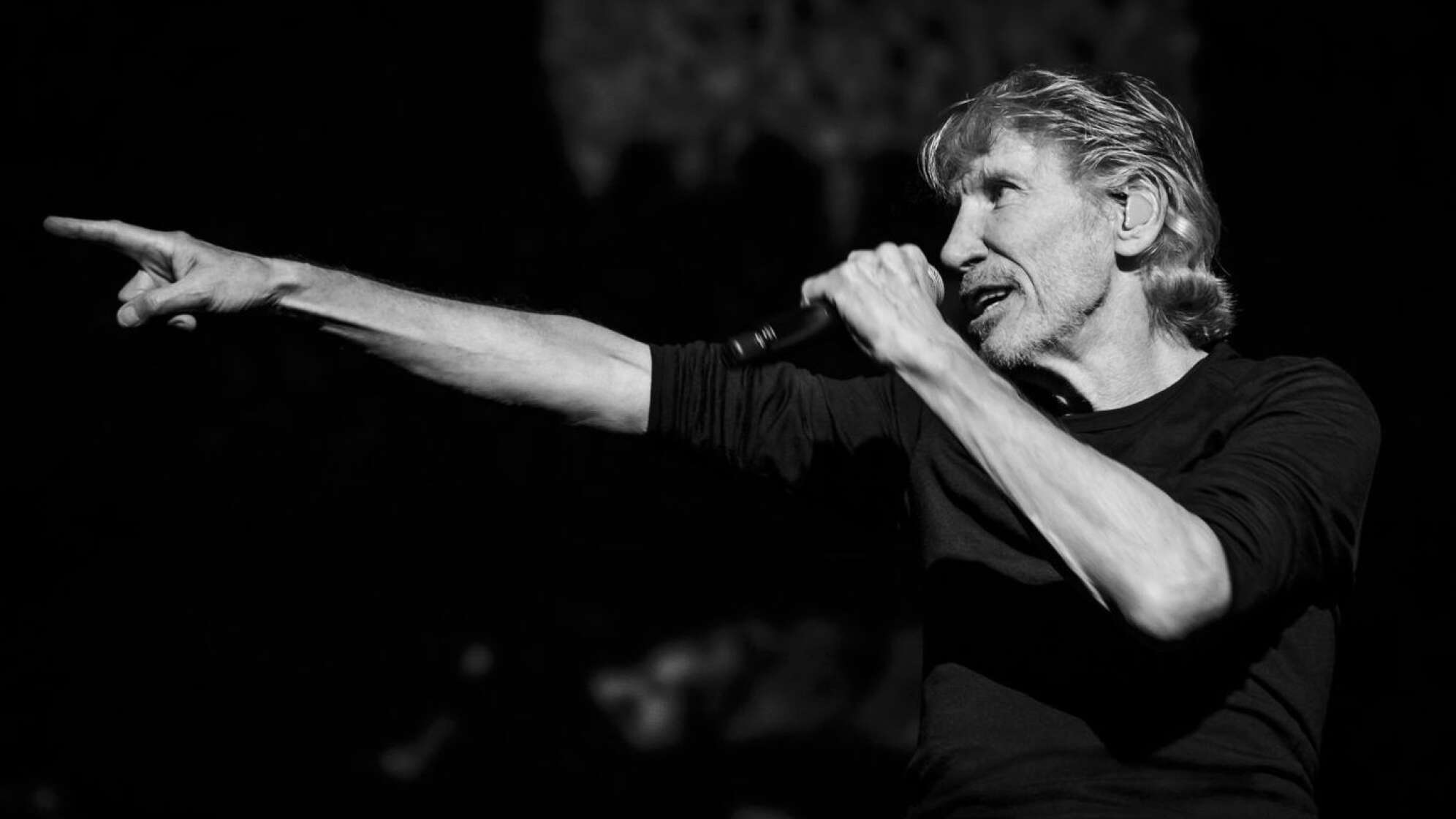 Roger Waters singt in ein Mikrofon