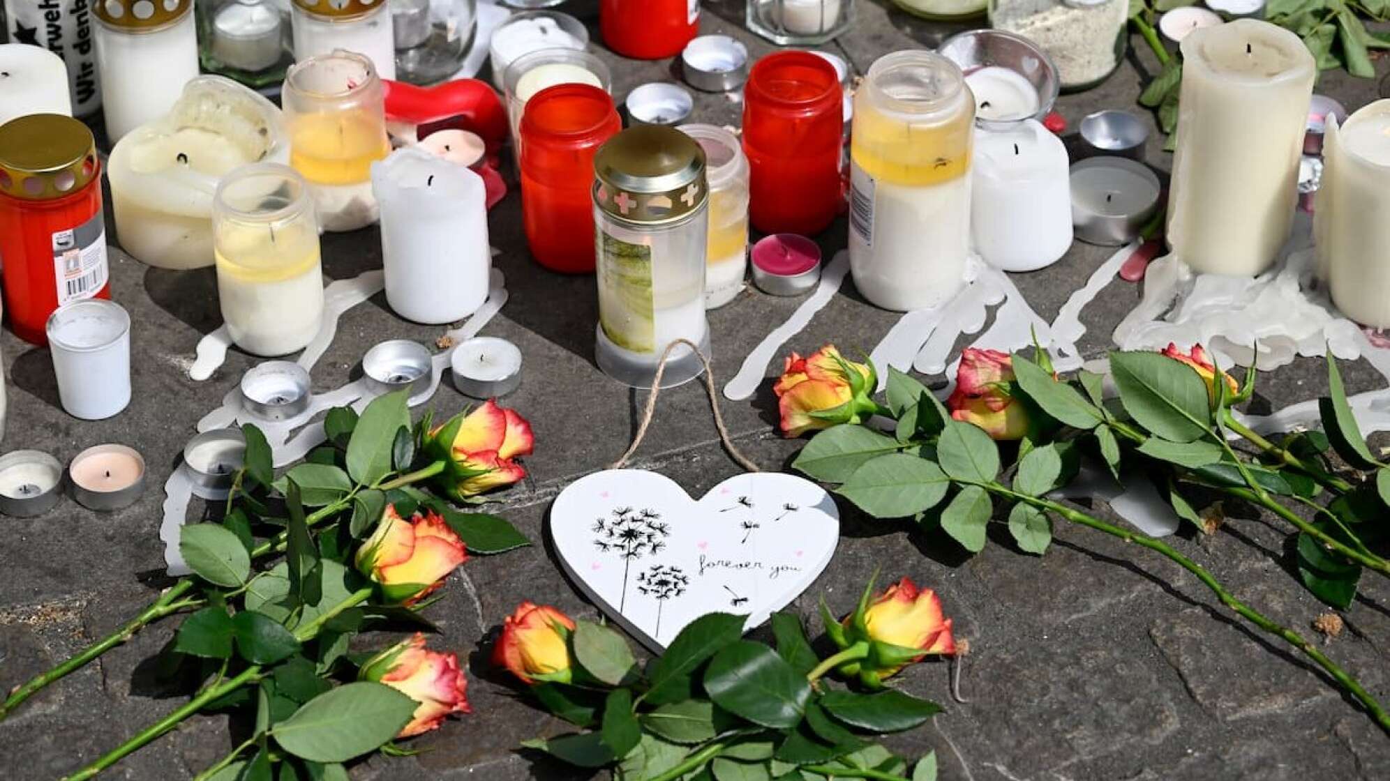 Kerzen und Blumen zum Gedenken an Opfer