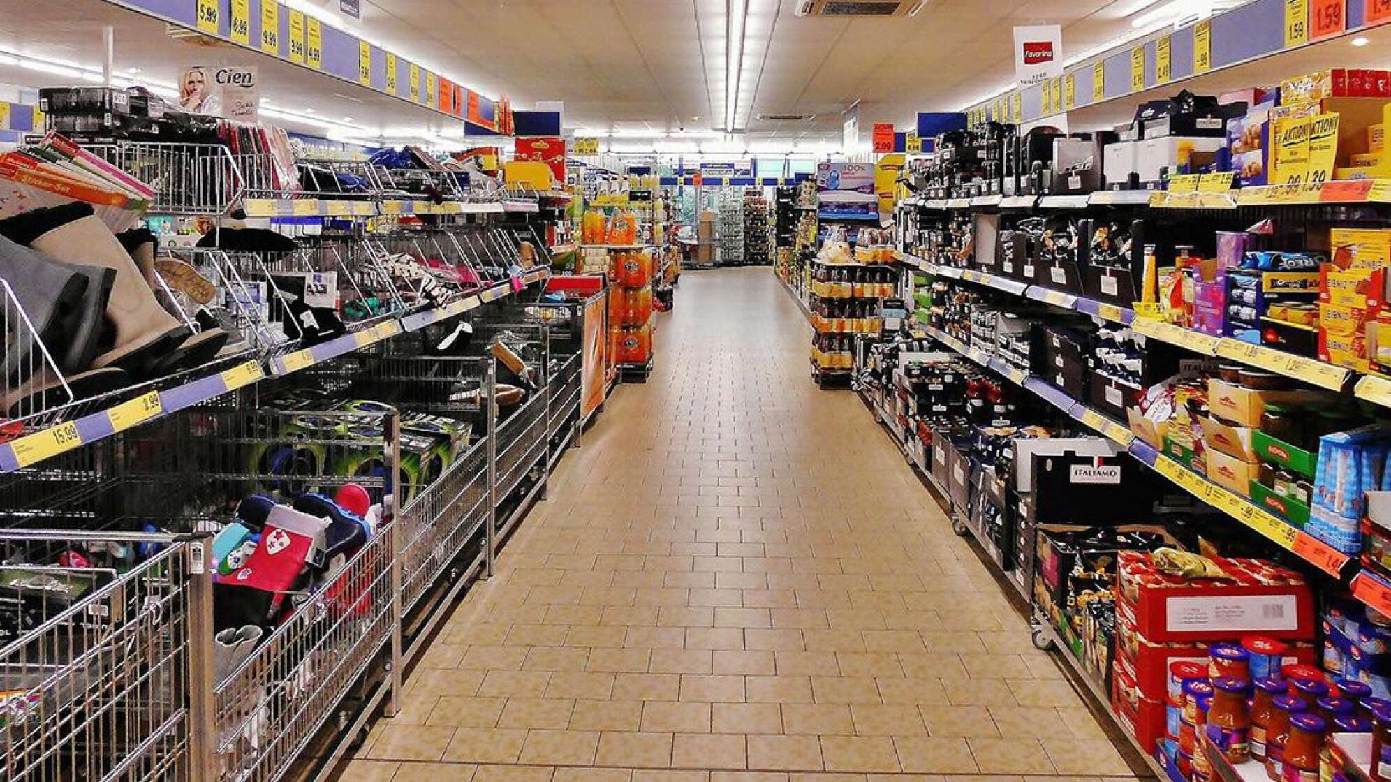 Regale im Discounter