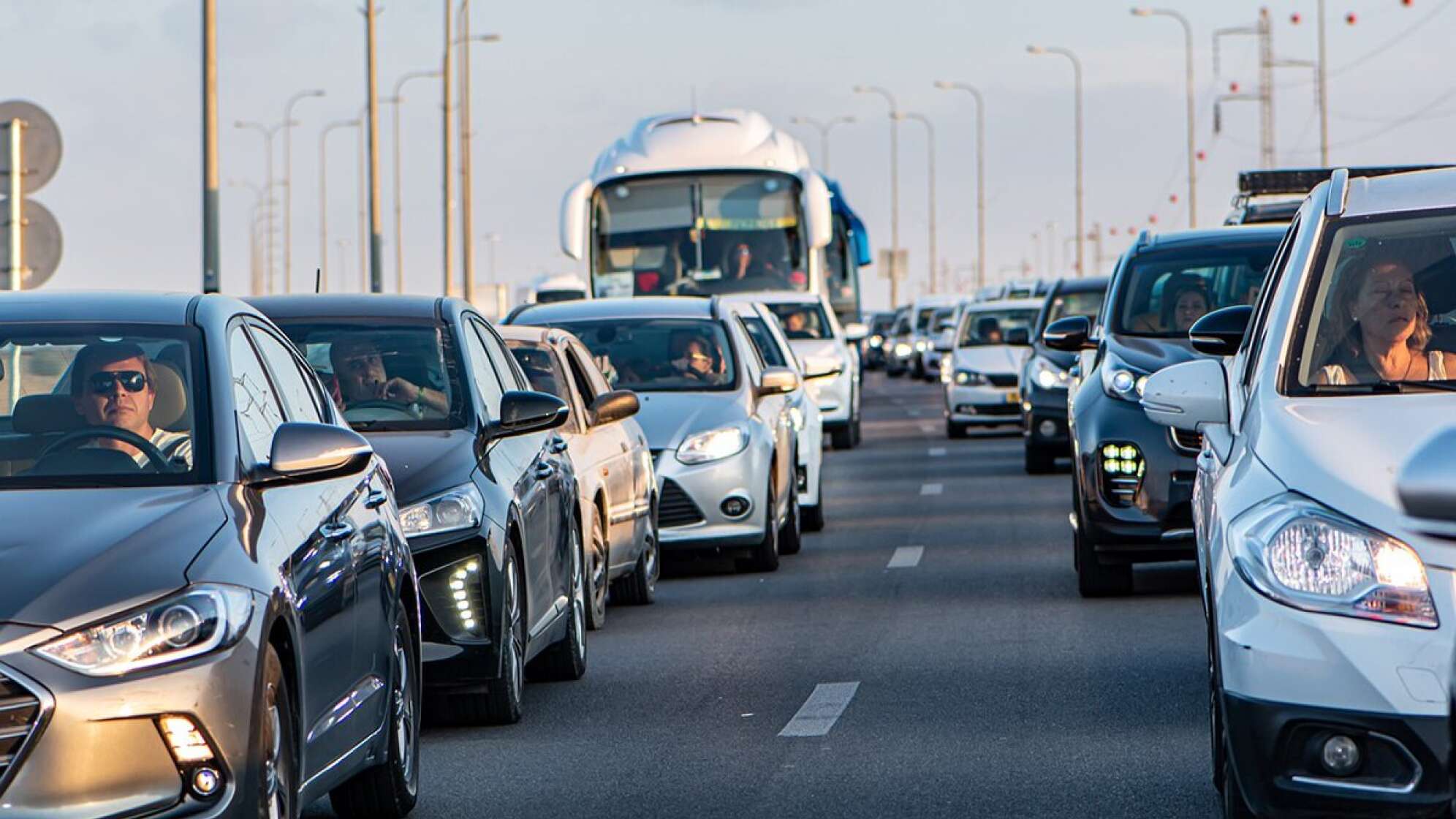 Autos, die im Stau stehen