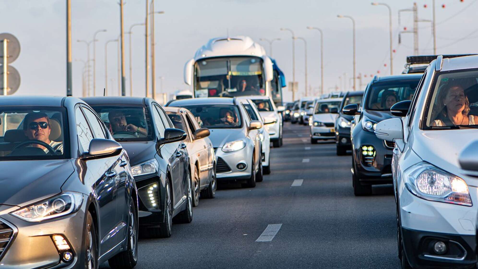 Autos, die im Stau stehen