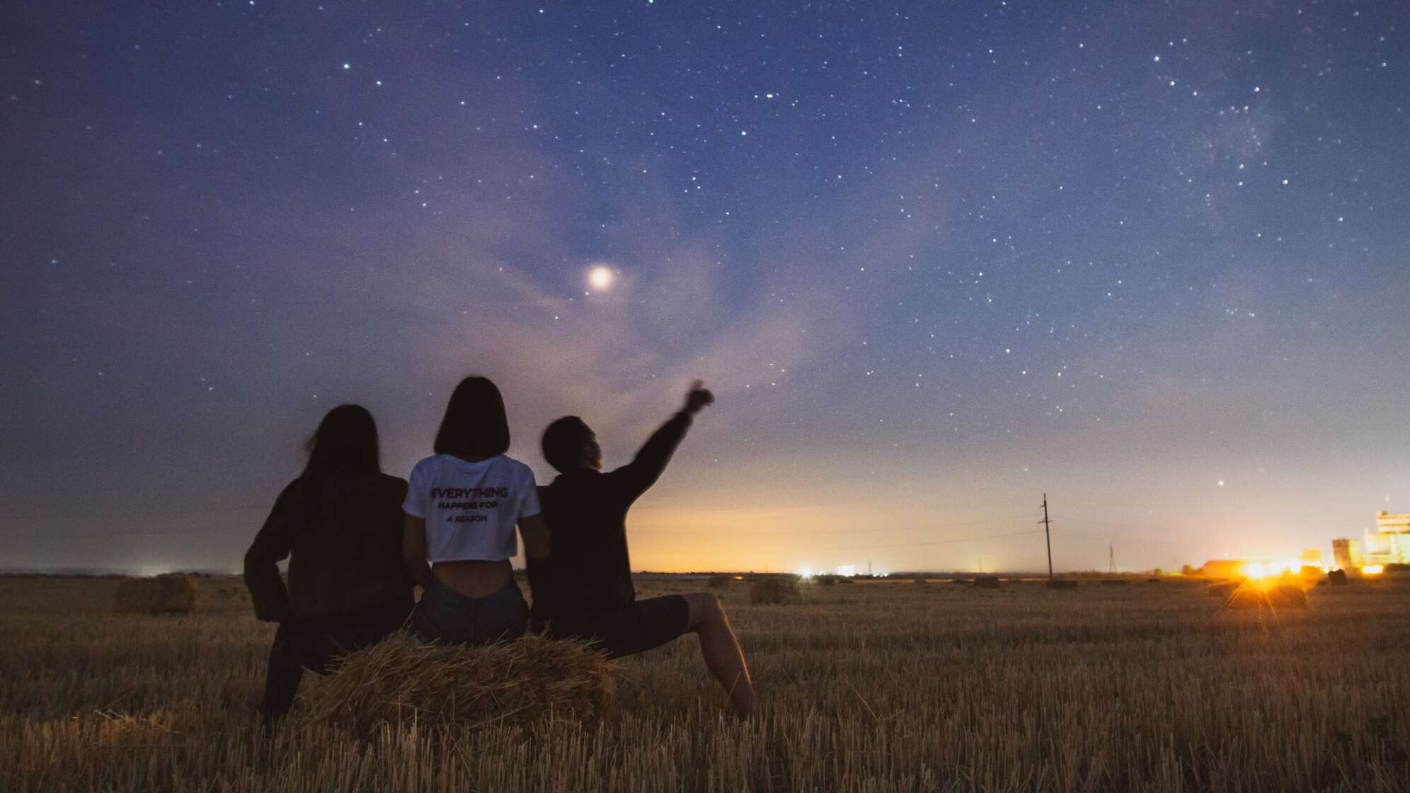 Eine Gruppe, die den Sternenhimmel beobachten