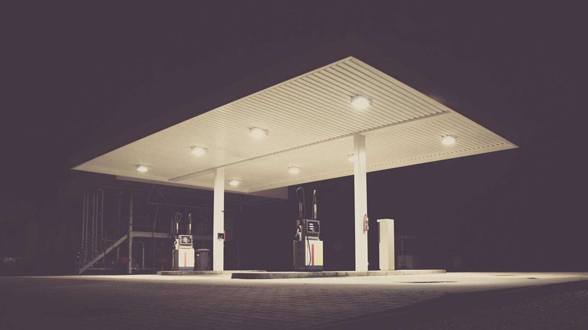 Eine Tankstelle in der Nacht