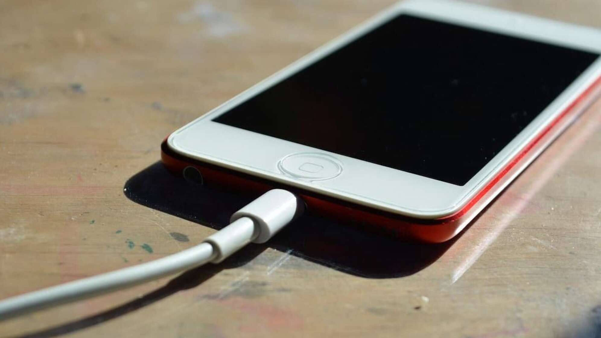 Ein Handy am Ladekabel