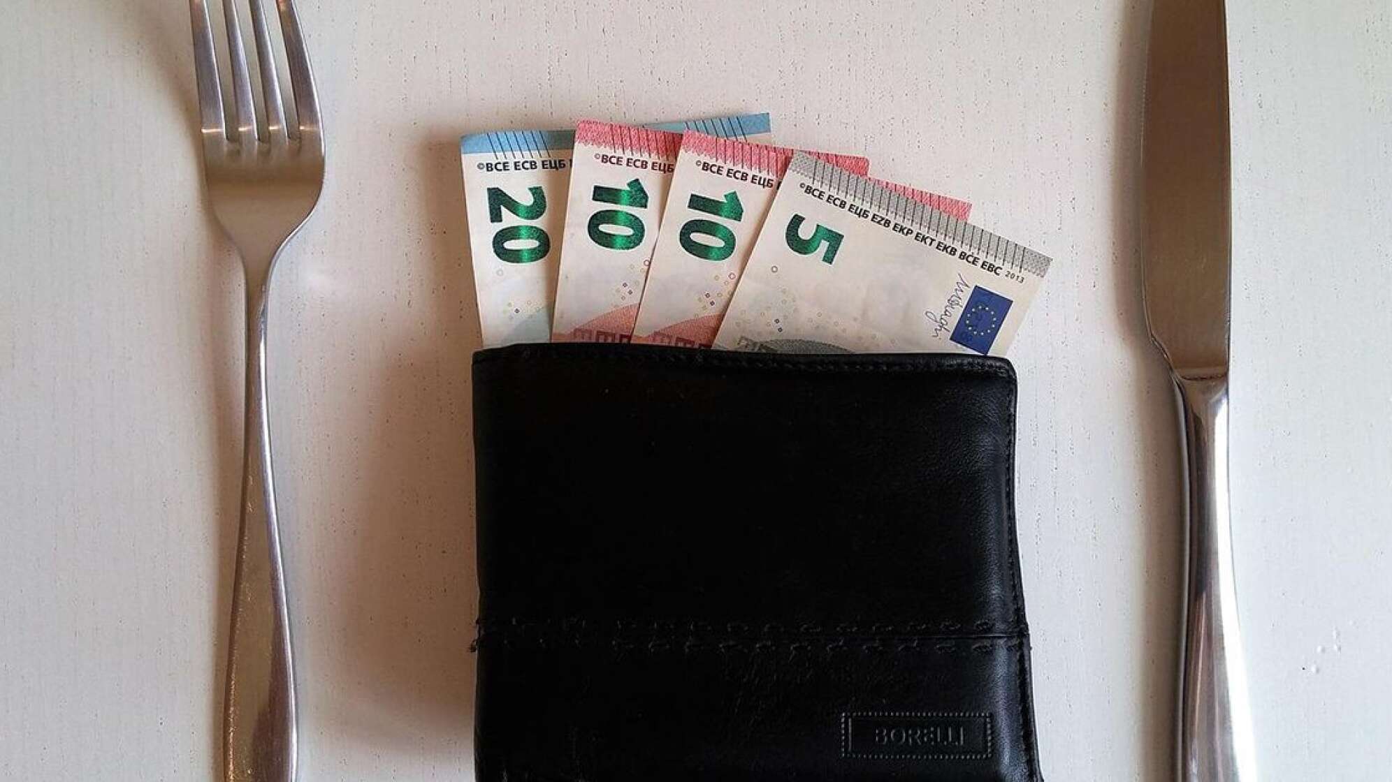 Ein Geldbeutel mit Scheinen und Besteck
