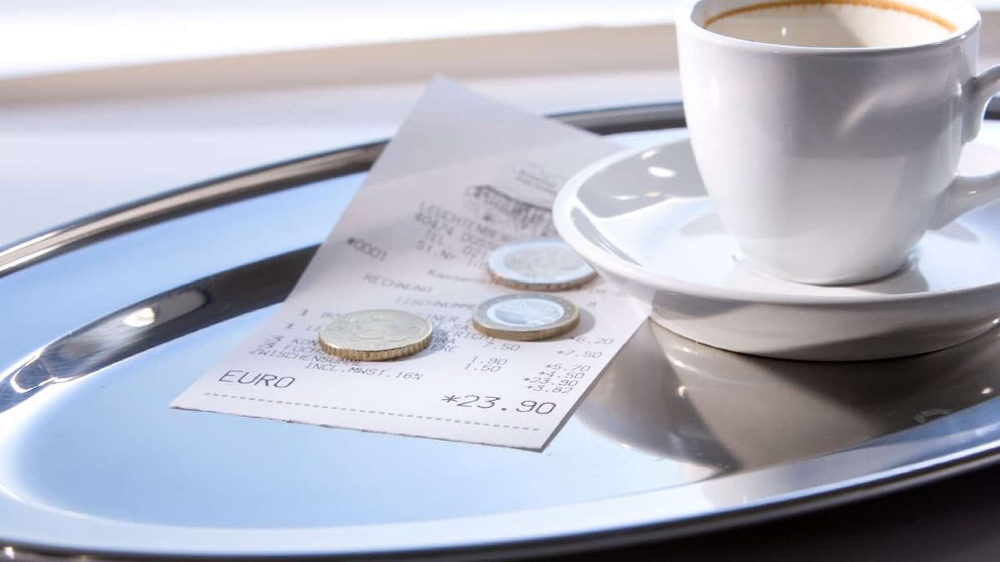 Ein Tablett mit Geld und einer Tasse