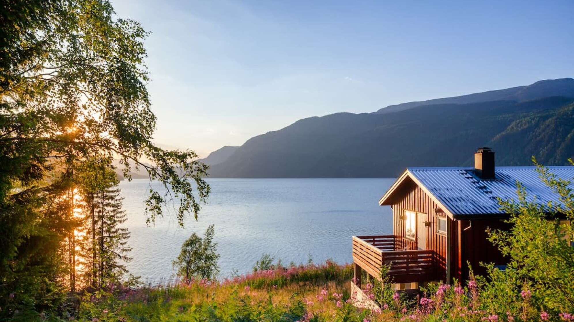 Ein Holzhaus am See