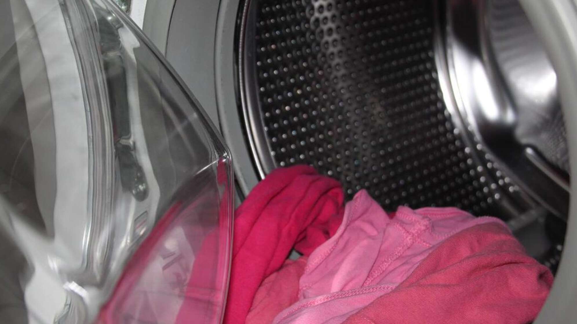 Eine Waschmaschine mit Wäsche