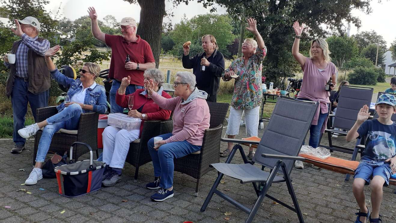 Menschen, die Besucher des Parookaville begrüßen