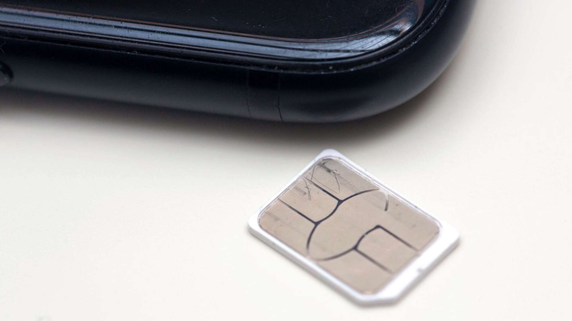 Sim-Karte neben einem Handy