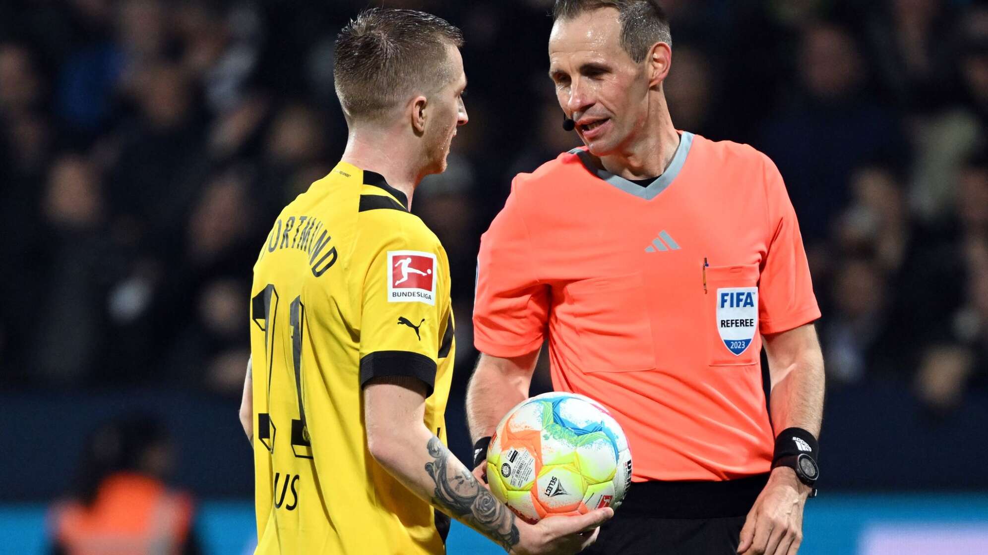 Schiedsrichter Stegemann und Marco Reus