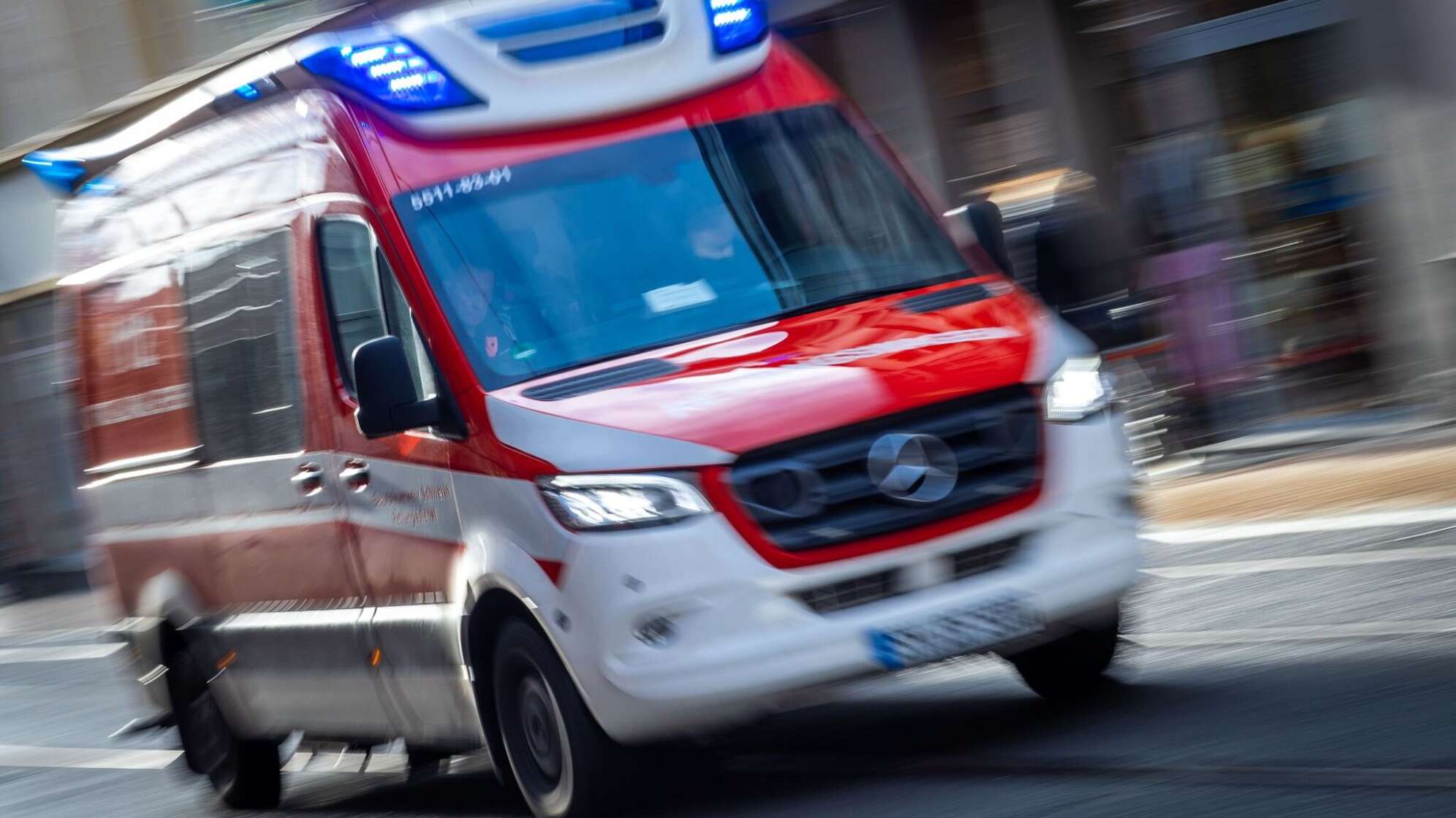 Rettungswagen mit Blaulicht im Einsatz
