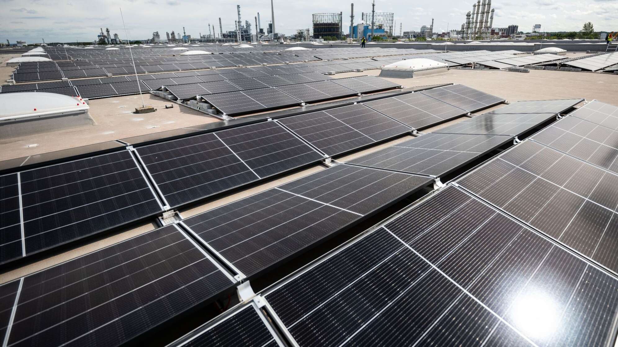 Aufdach-Solaranlage auf einem Metro-Logistikzentrum