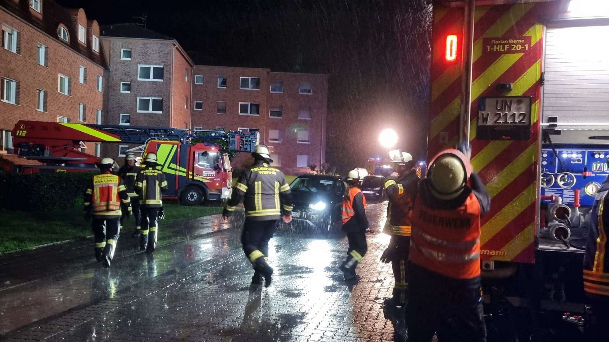 Feuerwehr befreit Katze nach Sturz von Balkon aus Regenrinne