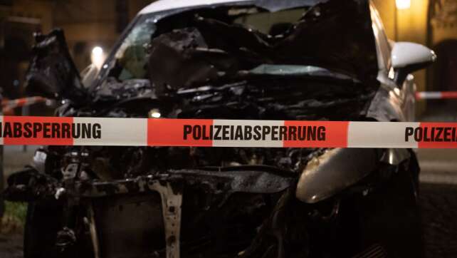 Autowracks und Reifen geraten auf Schrottplatz in Brand