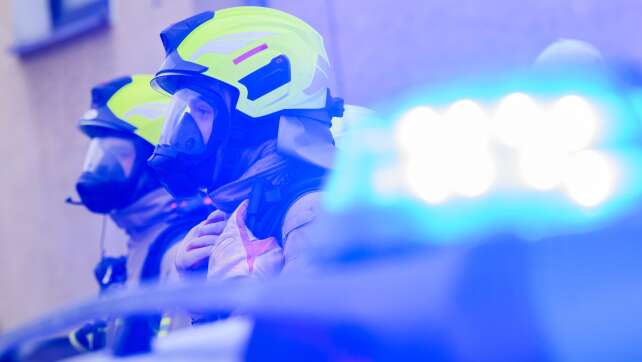 Wohnhaus nach Brand unbewohnbar - Nachbarhäuser beschädigt