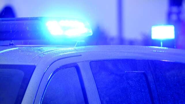 16-Jähriger mit Messer verletzt: Tatverdächtiger flüchtig