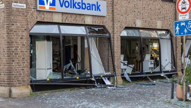 Geldautomat in Erftstadt gesprengt: Schussähnliche Geräusche