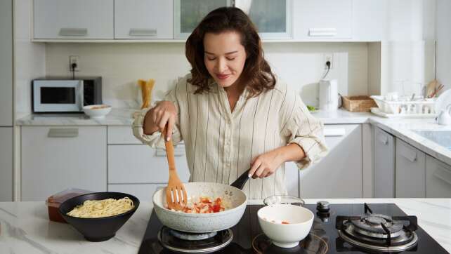 Effektive Tipps, um Essensgeruch aus Wohnung und Kleidung schnell zu entfernen