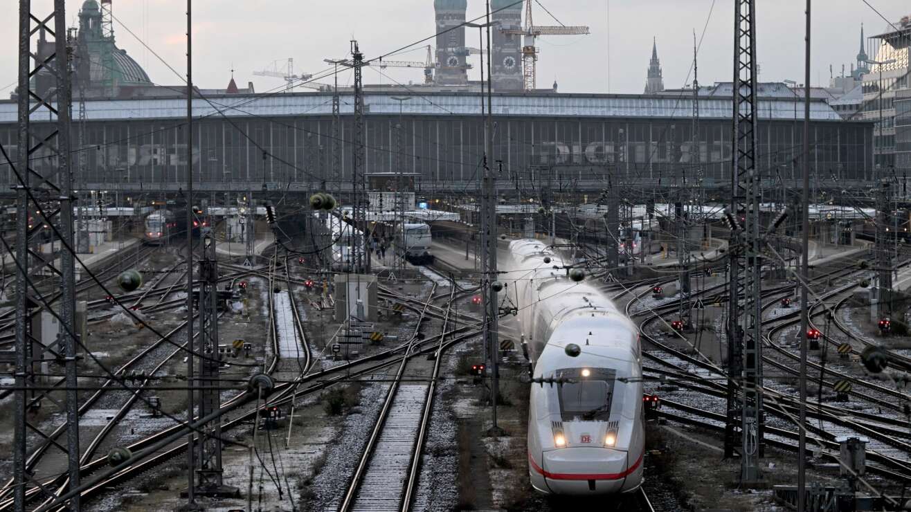 Schnee und Eis legen Bahnverkehr in Bayern lahm