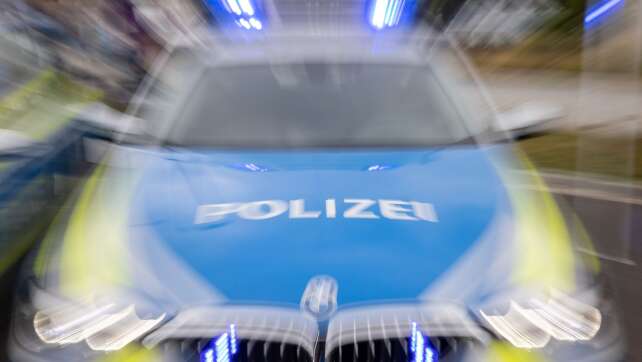 Überfall: Bewaffneter Mann fordert Frau zum Mitkommen auf